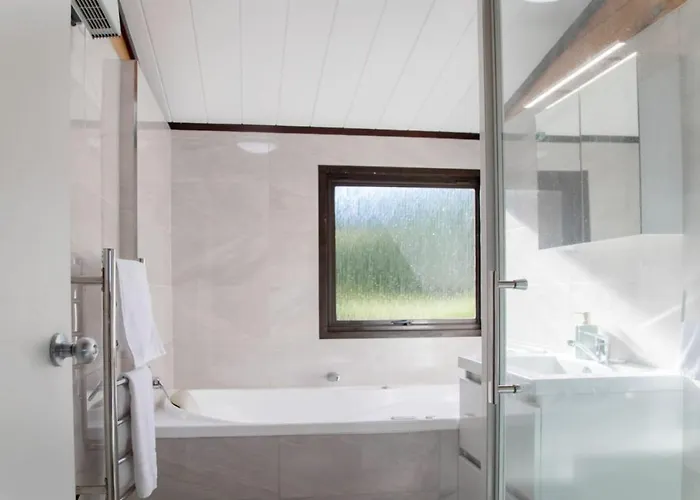 Lakeside Haven Ferienhaus