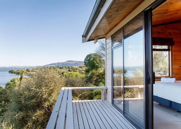Lakeside Haven Ferienhaus
